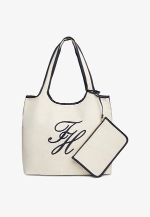 Borsa tote beige con rifiniture e manici neri, caratterizzata dalle iniziali nere "FH", accompagnata da una pochette beige coordinata con cerniera e rifiniture nere.