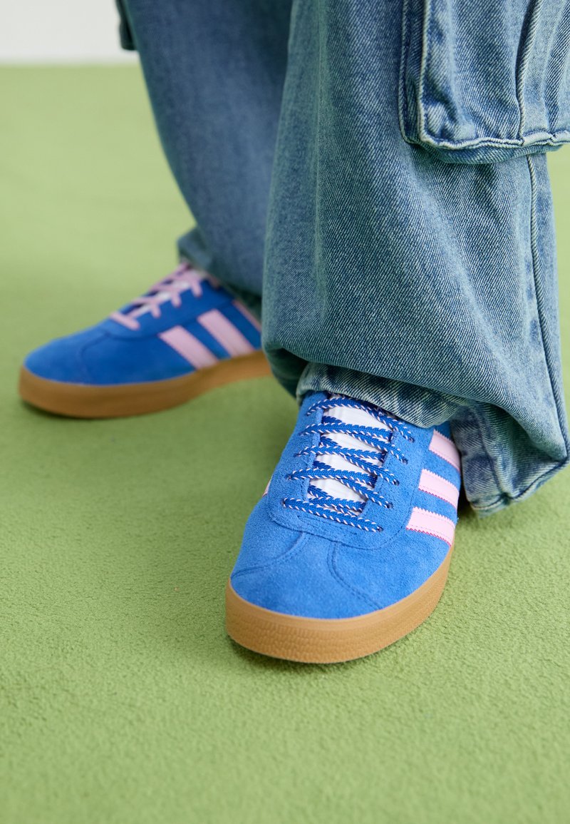adidas gazelle silver green womens Baskets Adidas Gazelle bleu pour Enfants - Taille Cadet main image 1