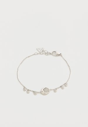Bracelet à chaîne en argent avec un pendentif ovale central incrusté de petits cristaux et six petits pendentifs ronds espacés uniformément le long de la chaîne.