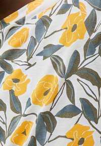 Material floral cu flori de mac galbene și frunze albastre-verzi pe un fundal alb, având o textură moale și modele abstracte de frunze.