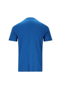 Sininen lyhythihainen paita, joka on valmistettu sileästä ja kevyestä kankaasta. Suora helma ja yksinkertainen muotoilu, ilman näkyviä logoja tai kuvioita.