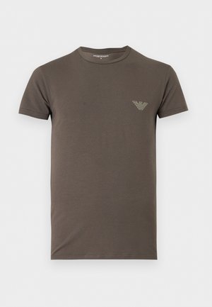 Sötét olívazöld, rövid ujjú, kerek nyakú póló kis világos Emporio Armani logóval a bal mellrészen.