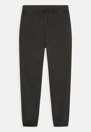 Czarne spodnie dresowe z elastycznymi ściągaczami, bocznymi kieszeniami i regulowanym sznurkiem w pasie na białym tle.