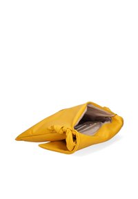 Geel leren clutch met knoopdetails. Heeft een dubbelgevouwen ontwerp en een beige interieur met een klein ritsvak.