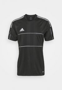 Camiseta atlética corta negra de manga corta con cuello redondo, que presenta rayas blancas en el pecho y los hombros. Hecha de un tejido transpirable.