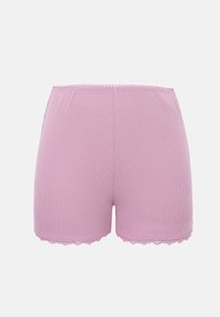 Λιλά σορτς από ριμπ ύφασμα με δαντέλα με κυματιστό τελείωμα στη μέση και στα ανοίγματα των ποδιών, φανερά από πίσω πάνω σε απλό φόντο.