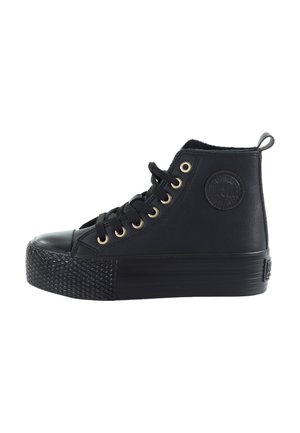 Czarny wysoki sneaker z teksturowaną gumową podeszwą, czarnymi sznurowadłami, metalowymi oczkami i okrągłym naszywką z logo z boku.