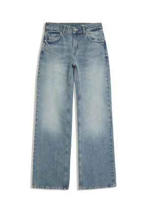 Jean en denim bleu clair délavé, jambe droite, avec poches avant et passants de ceinture, posé à plat sur fond blanc.