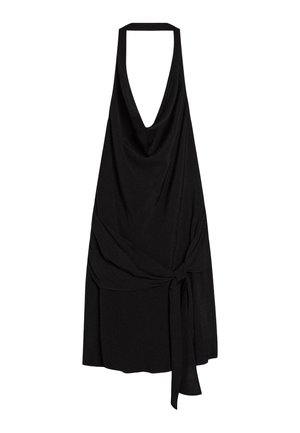 Robe noire dos nu avec un col drapé et un détail noué sur le côté, longueur genou, fabriquée en tissu doux et fluide.