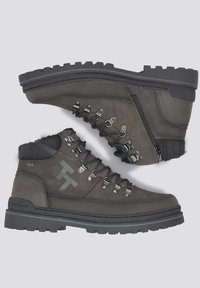 Ciemnoszare buty trekkingowe z fakturowaną cholewką, metalowymi oczkami i wytrzymałą czarną podeszwą z wyraźnym wzorem bieżnika.