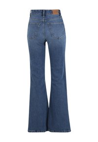 Jean en denim bleu taille haute avec jambes évasées larges et deux poches arrière, arborant une petite étiquette en cuir de la marque sur la ceinture.
