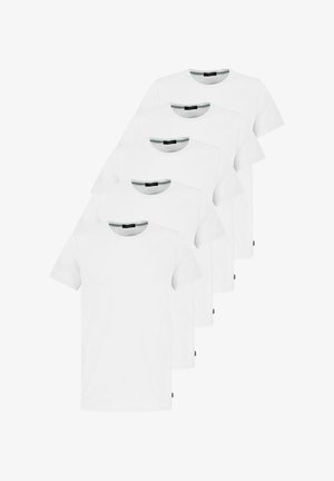 Sechs schlichte weiße T-Shirts mit kurzen Ärmeln und Rundhalsausschnitt, diagonal gestapelt, Vorderansicht und Etiketten an den Seitenähten sichtbar.