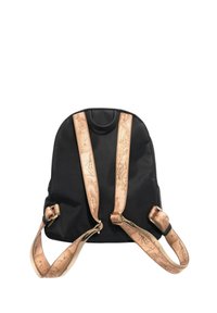 Zaino in nylon nero con spallacci a motivo mappa marrone, forma arrotondata e manico superiore per il trasporto. Dotato di spallacci regolabili.