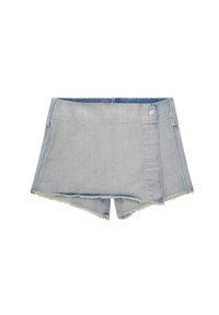 Shorts din denim de un albastru deschis, cu tiv desfăcut, design ajustat și închidere cu buton. Prezintă buzunare plate și detalii distinctive de cusătură.