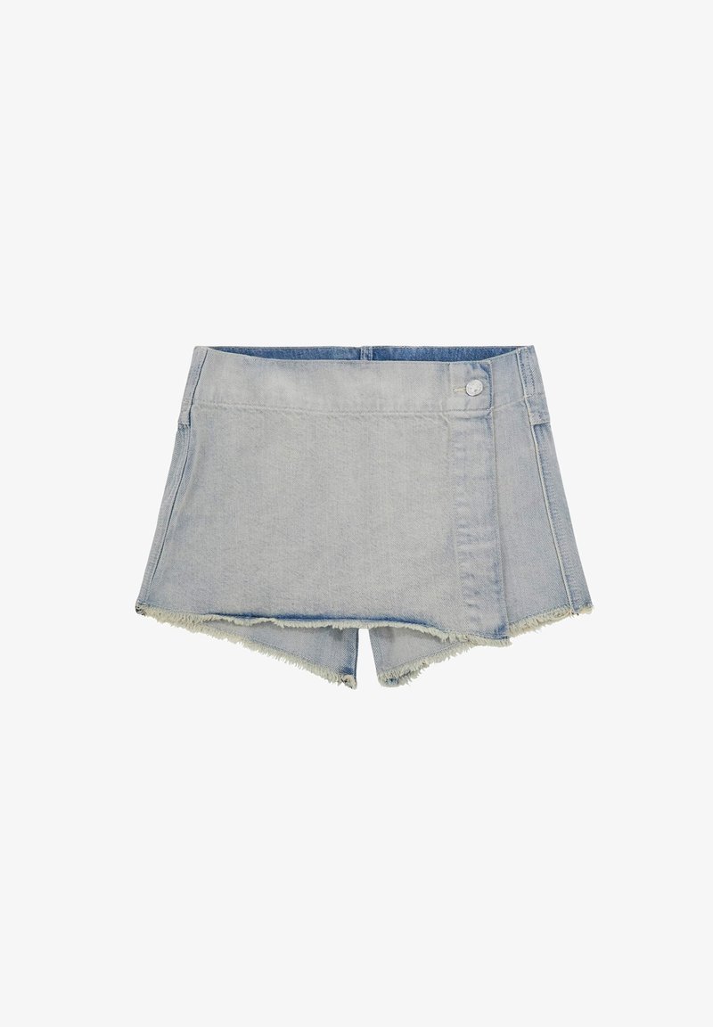 Pantalones cortos de mezclilla de color azul claro con dobladillo deshilachado, diseño ajustado y cierre de botón. Presenta bolsillos planos y detalles de costura distintivos.