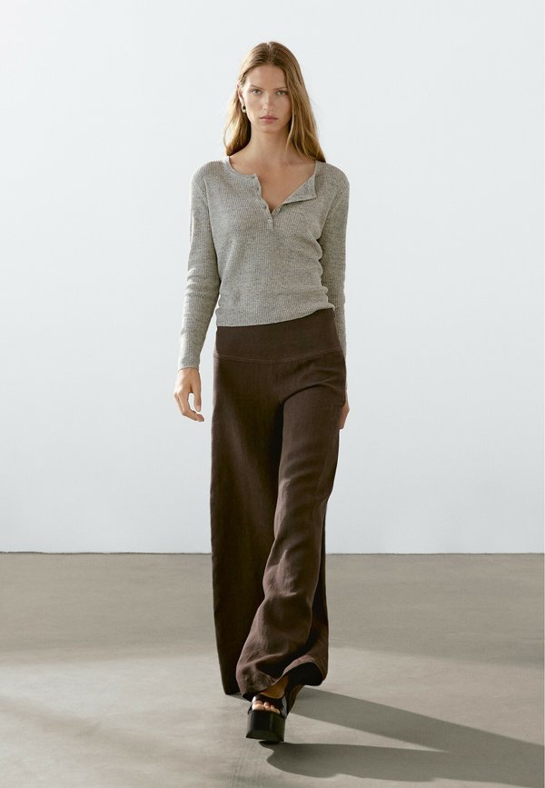 HIGH-WAIST WIDE - Trousers3