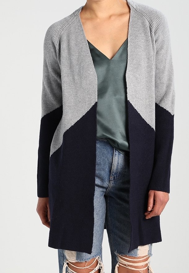Grau-navy gerippte Strickjacke mit offenem Frontdesign, langen Ärmeln und diagonaler Farbblockgestaltung, getragen über einem satin-grünen Oberteil.