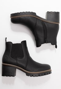 Bottines noires présentant un dessus en cuir texturé, des panneaux élastiques sur les côtés, une fermeture éclair sur le côté et un talon épais à semelle crantée.