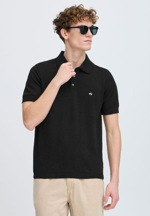 Svart polo-tshirt i bomull med krage, korta ärmar, tre-knapps knäppning och en liten logotyp på bröstet.
