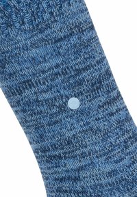 Calzino blu lavorato a maglia caratterizzato da una texture variopinta con sfumature di blu più scure e più chiare e un piccolo dettaglio circolare del logo azzurro.