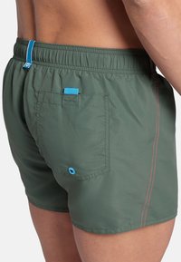 Arena FUNDAMENTALS  - Shorts da mare - sage fluo red