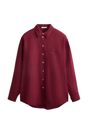 Burgundy pitkähihaine paita teksturoitua kangasta, jossa on napitettava etuosa, yksi rintatasku ja klassinen kauluksen.