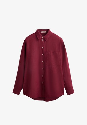 Burgundy pitkähihaine paita teksturoitua kangasta, jossa on napitettava etuosa, yksi rintatasku ja klassinen kauluksen.