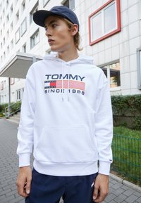 Tommy Jeans - ATHLETIC LOGO HOODIE - Luvtröja - white Miniatyrbild 1