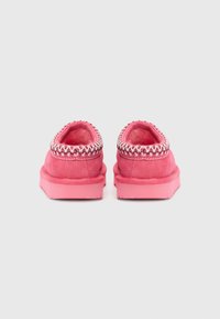 Rosa Wildlederschuhe mit einem strukturierten, gepolsterten Kragen, der mit einer dekorativen, gestickten Kante verziert ist, und einer soliden rosa Gummisohle.