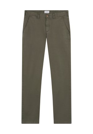 Pantalones chinos verde oliva ajustados con trabillas para cinturón, bolsillos laterales, botón frontal y cierre de cremallera, colocados planos sobre fondo blanco.
