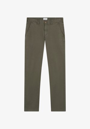 Pantalones chinos verde oliva ajustados con trabillas para cinturón, bolsillos laterales, botón frontal y cierre de cremallera, colocados planos sobre fondo blanco.