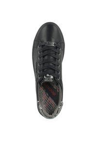 Mustat nahkakengät, joissa on tekstuuripinta, pyöreä kärki ja tavallinen nauhakiinnitys. Sisäpuolella on punakirjavärinen ja harmaa kuvioitu pohjallinen.