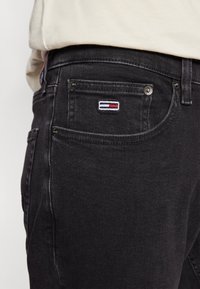 Tommy Jeans AUSTIN - Slim fit jeans - denim black