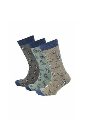 Drei Paare gemusterter Socken mit blauen Bündchen und Zehen; die Designs zeigen Radfahrer auf grauen und grünen Socken sowie Skateboarder auf beigen Socken.