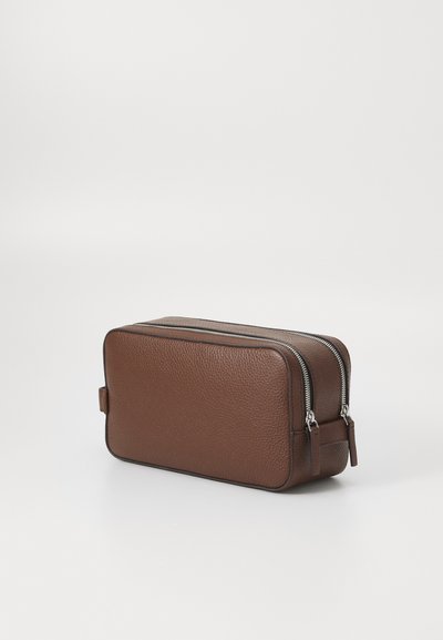 Necesar din piele maro, cu suprafață texturată, închidere cu fermoar dublu și mânere laterale. Formă rectangulară, design compact.