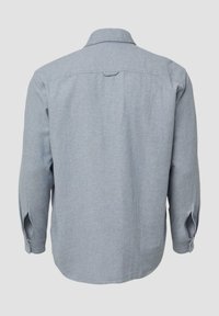 Jasnoniebieska koszula z długim rękawem, z kołnierzykiem, mankietami na guziki, karczkiem z tyłu oraz teksturowanym wzorem materiału.
