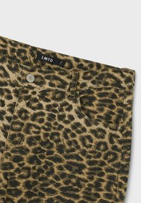 Pantalones de estampado de leopardo en tonos marrón claro y verde oscuro, que presentan un bolsillo frontal, cierre de botón y una etiqueta de la marca en la cintura.