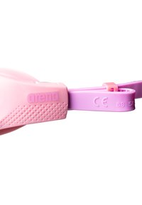Gafas de natación rosas con una correa texturizada, que cuentan con una hebilla morada ajustable y un logotipo 'arena' en relieve. Acabado suave, diseño ligero.