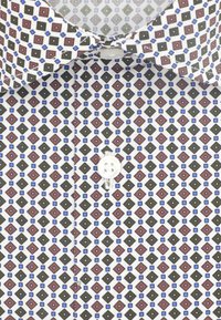 Camicia bianca con un motivo geometrico di diamanti rossi, verdi e blu, con chiusura frontale a bottoni e un design di colletto classico.