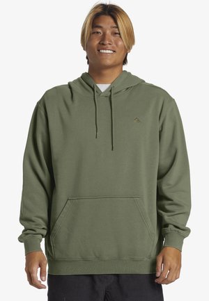 Grøn hoodie lavet af blødt stof, med en frontlommeskøjte, justerbar snøre i huen og et lille logo på venstre bryst.