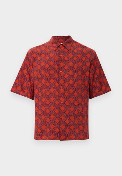 Rød kortermet skjorte med et geometrisk blått mønster, knappfrontdesign, klassisk krage og myk tekstur.