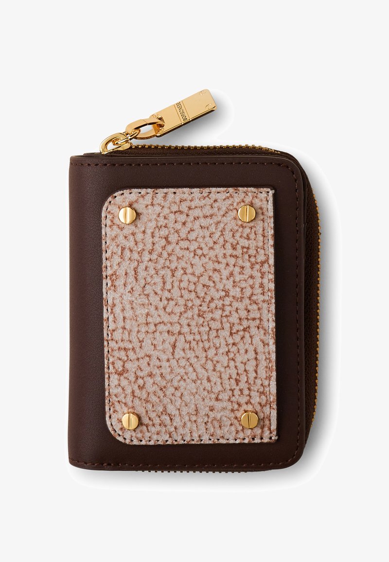 Portafoglio compatto in pelle marrone con pannello frontale beige testurizzato, fissato da quattro borchie dorate e un tirazip dorato.