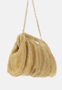 Zlatna clutch torbica s teksturiranim, nabranim dizajnom, ukrašena malim metalnim perlicama. Priložena lančić traka za nošenje.