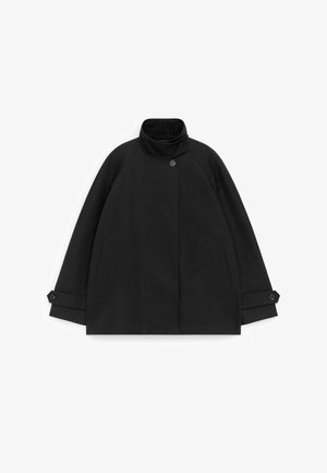 Zwarte jas met hoge kraag, knoopsluiting, lange mouwen, twee voorzakken en verstelbare knoopmanchetten, plat liggend op een witte achtergrond.