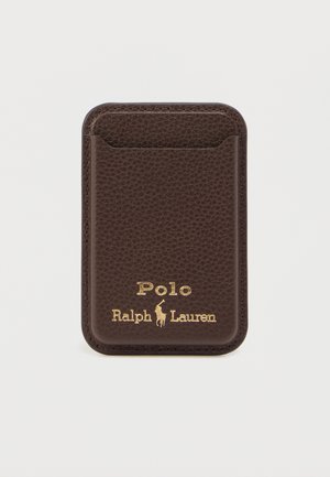 Suport de card maro din piele cu finisaj texturat, având un buzunar superior, siglele "Polo" și "Ralph Lauren" embossate în auriu și colțuri rotunjite.