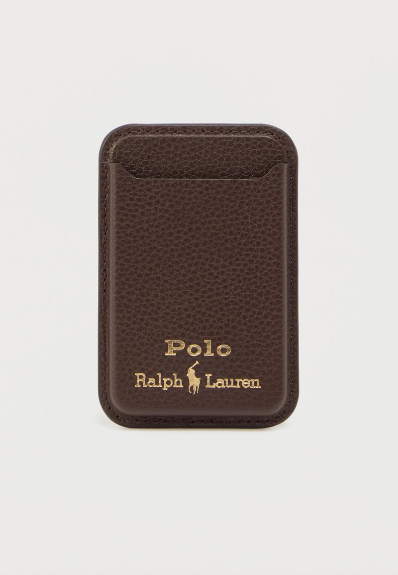 Καφέ δερμάτινη θήκη καρτών με υφή, που διαθέτει ε πάνω θήκη, ανάγλυφα λογότυπα "Polo" και "Ralph Lauren" σε χρυσό χρώμα και στρογγυλεμένες γωνίες.