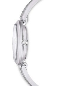 Zegarek w srebrnym odcieniu z okrągłą kopertą, ozdobną koronką i strukturalnym paskiem. Posiada wypolerowany metal oraz subtelne akcenty diamentowe.