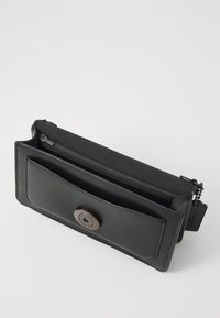 COACH TABBY CHAIN CLUTCH - Bandolera - black