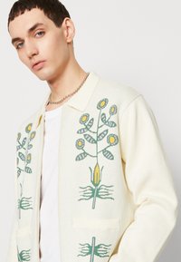 Obey Clothing TOTEM ZIP CARDIGAN UNISEX - Adīta jaka - unbleached multi