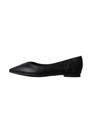 Zapato plano negro de punta afilada con parte superior de cuero texturizado y tacón bajo, mostrado de perfil sobre un fondo blanco.